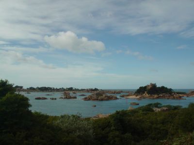 Frédérique et Yvan help us with some maps software and offers us to take a kitty on the boat. We discover a paradise: Ploumanach. (Perros Guirec, France)