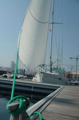 Day spent to repair, adjust and clean the boat. We play soccer against Emma and lose 4 to 5. Galician blues at Atlantis, where the boss is still looking for…