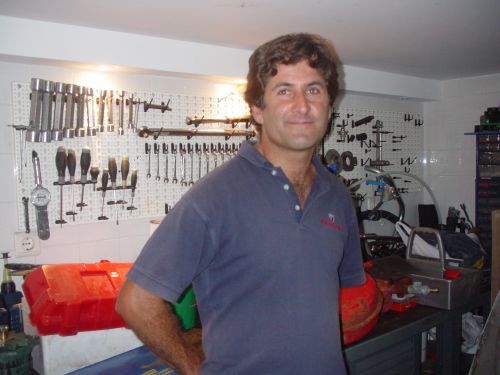 In Cascais, near Lisboa, we set the anchor. Joao (on the picture) helps us with our engine trouble. We then find a hockey club [Grupo Dramatico E Sportivo de…