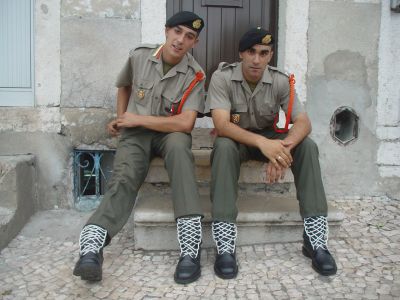 We have to spend some $$$ in boat equipment. As usual, sailing shops are 4 times more expensive than any regular shop ! Here the famous portugese army would…