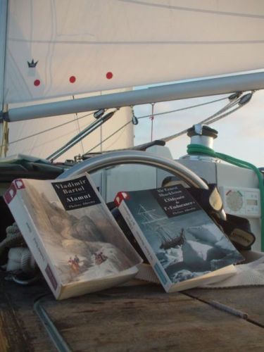 Still a lot of wind, few cargo ships ... we are finally taking time to read. At Alamut , Hassan Ibn Saba, after studying the world for 40 years, share his…