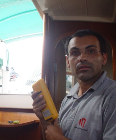 Romulo is a genius: he repairs (while explaining the problem) our VHF, the autopilot SIMRAD, the electric system (upgrade), our new solar panel connection,…