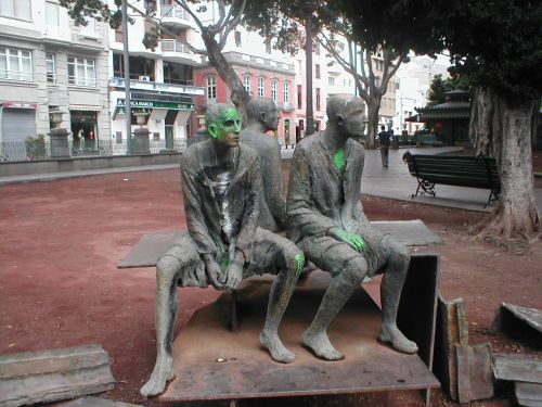 Having been working pretty much every single day on the boat since we arrived, we grant ourself a nice day out visiting. Here, even our famous humor does not…