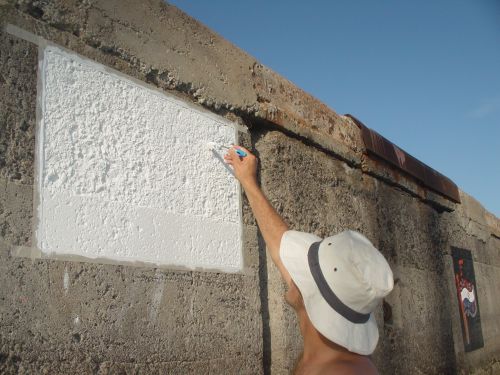 The FoLaLieR team believes that it has been hit by the artistic stick: this white rectangle will soon host a major piece of art in this war prone century…