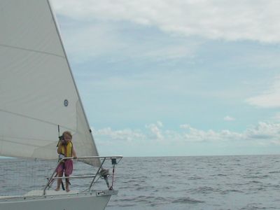 Elia, 3 years old, is trying to get an hold with her grand-parents thanks to her satellite phone Iridium. They will use this phone to contact our families…