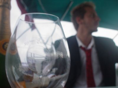 We are three on board during one hour: Will, Steven and the Cliquot widow, who shares with us a moment of extazy: half the Atlantic is in front of us (and…