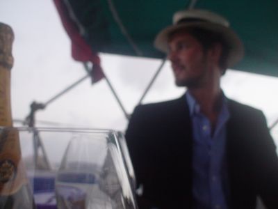 We are three on board during one hour: Will, Steven and the Cliquot widow, who shares with us a moment of extazy: half the Atlantic is in front of us (and…