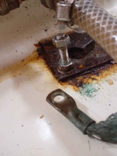 The part that was connecting the mast to the queel was too rusty. A new one is installed for a greater safety in thunderstorms. (Le Marin, Martinique)