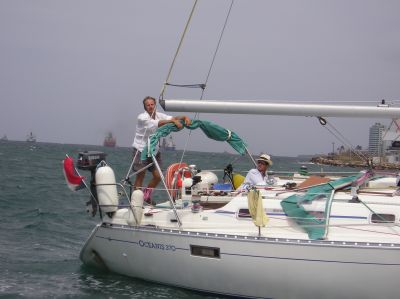 After 1200 Milles, we are seeing tons of cargos: we arrived on the Altantic side of Panama (Christobal). We call Christobal signal on Channel 12, they tell us…